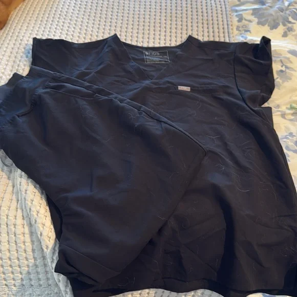 All black figs set with popular petal sleeve top - Picture 2 of 5